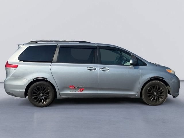 2013 Toyota Sienna XLE V6 8 Passenger